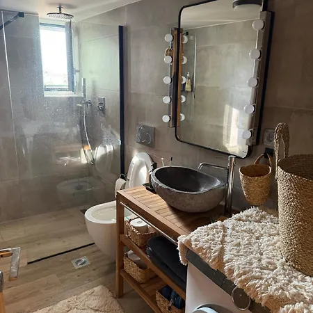 Апартаменты The Balcony Nest *