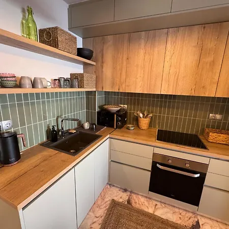 The Balcony Nest * Лоутраки